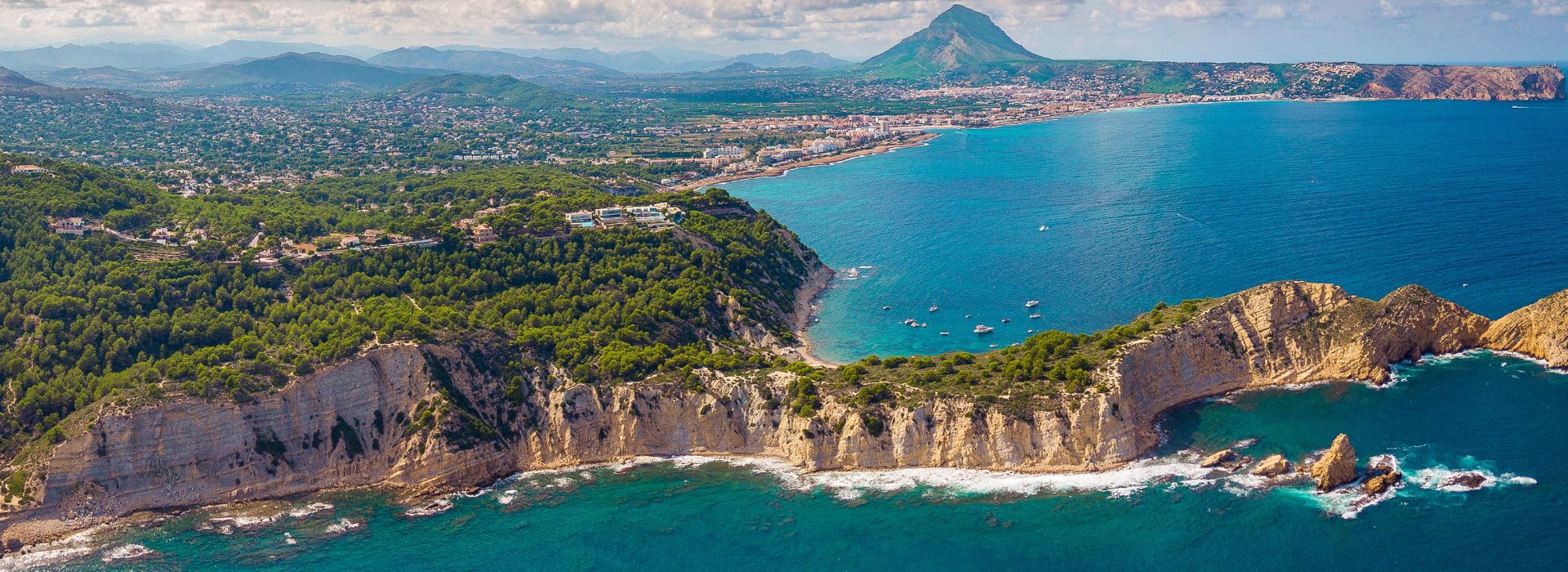 Vistas aéreas de la ciudad de Jávea y el Montgó