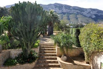 Casa de tres plantas en Dénia, con piscina y un magnífico jardín.