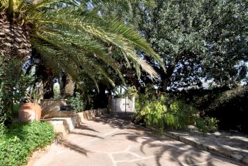 Casa de tres plantas en Dénia, con piscina y un magnífico jardín.