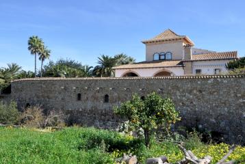 Casa de tres plantas en Dénia, con piscina y un magnífico jardín.