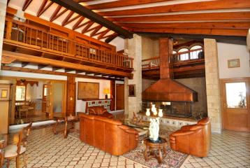 Casa de tres plantas en Dénia, con piscina y un magnífico jardín.