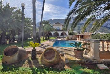 Casa de tres plantas en Dénia, con piscina y un magnífico jardín.