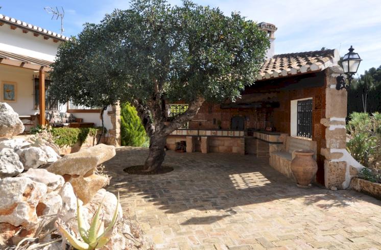 Casa de tres plantas en Dénia, con piscina y un magnífico jardín.