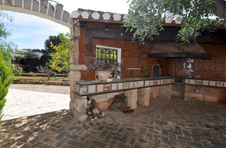 Casa de tres plantas en Dénia, con piscina y un magnífico jardín.