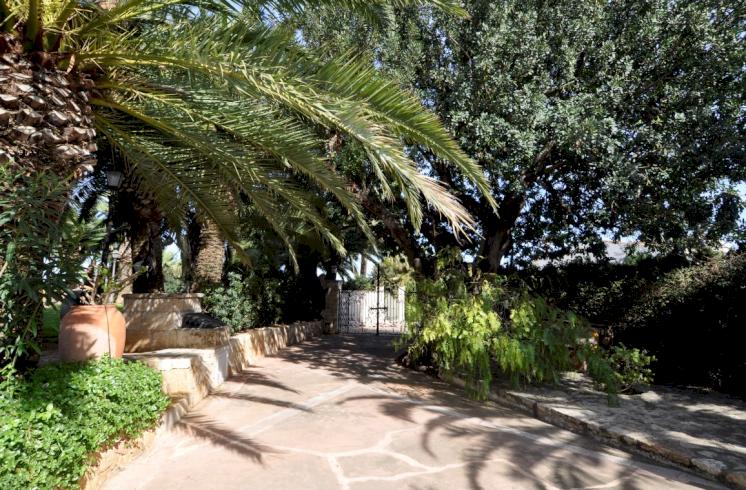 Casa de tres plantas en Dénia, con piscina y un magnífico jardín.