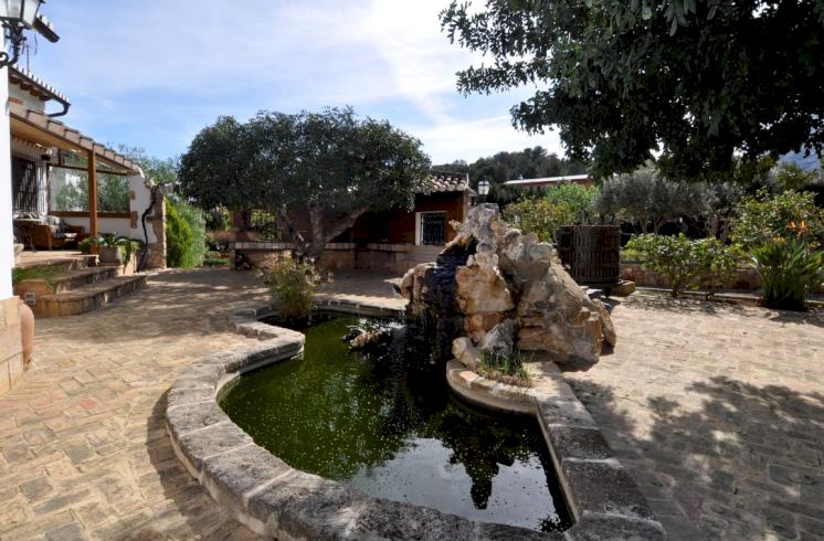 Casa de tres plantas en Dénia, con piscina y un magnífico jardín.