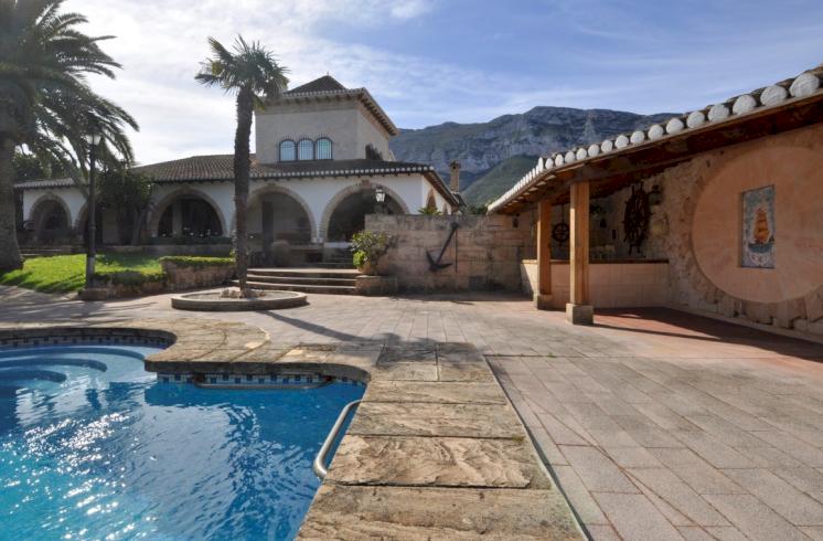 Casa de tres plantas en Dénia, con piscina y un magnífico jardín.