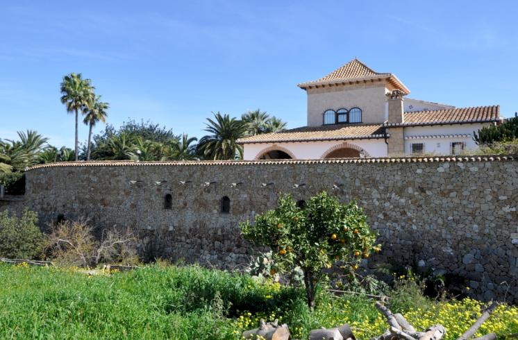 Casa de tres plantas en Dénia, con piscina y un magnífico jardín.