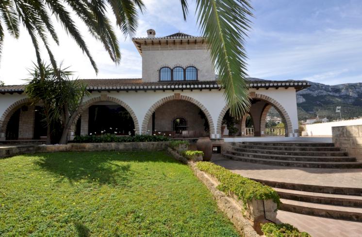 Casa de tres plantas en Dénia, con piscina y un magnífico jardín.