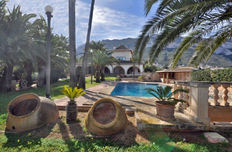 Casa de tres plantas en Dénia, con piscina y un magnífico jardín.