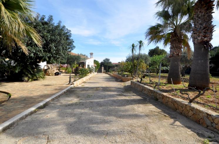 Casa de tres plantas en Dénia, con piscina y un magnífico jardín.