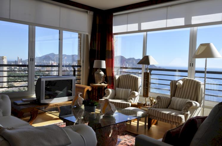 Ático de lujo en venta con vistas al mar en Benidorm.