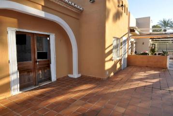 Local comercial en venta con terraza en Dénia.