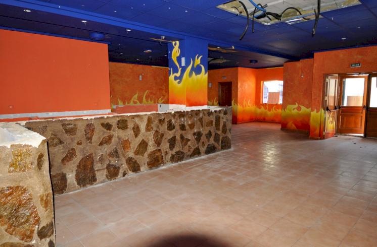 Local comercial en venta con terraza en Dénia.