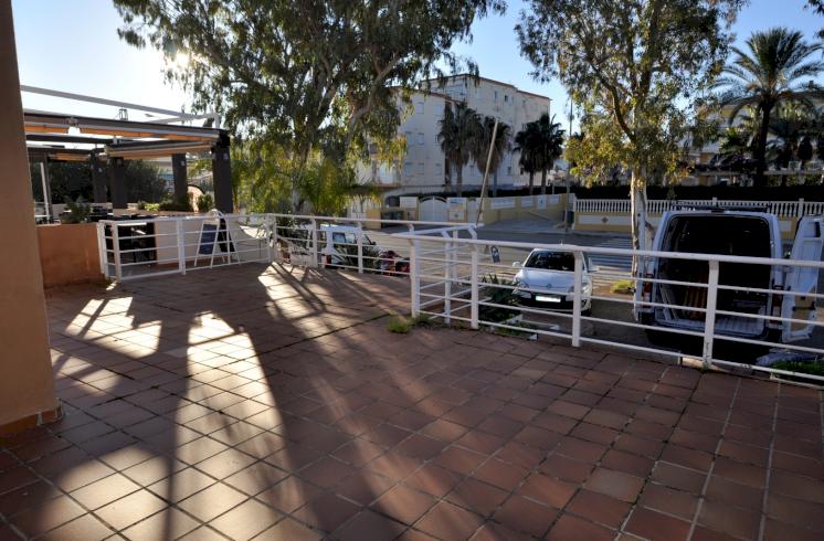 Local comercial en venta con terraza en Dénia.