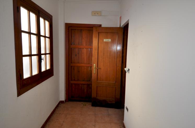 Local comercial en venta con terraza en Dénia.