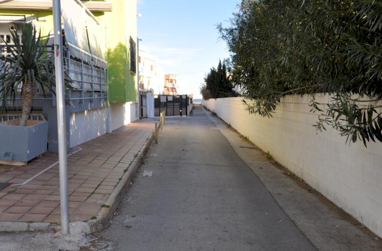 Local comercial en venta con terraza en Dénia.