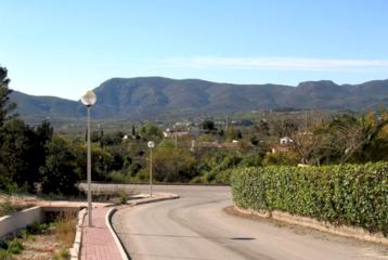 Parcelas de uso comercial  en la Urbanización Garroferal en Jávea, con vistas abiertas al valle y orientada al Sur, en la zona del Montgó a tan solo 3 Km de la ciudad de Jávea.