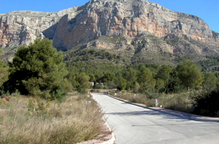 Parcelas de uso comercial  en la Urbanización Garroferal en Jávea, con vistas abiertas al valle y orientada al Sur, en la zona del Montgó a tan solo 3 Km de la ciudad de Jávea.