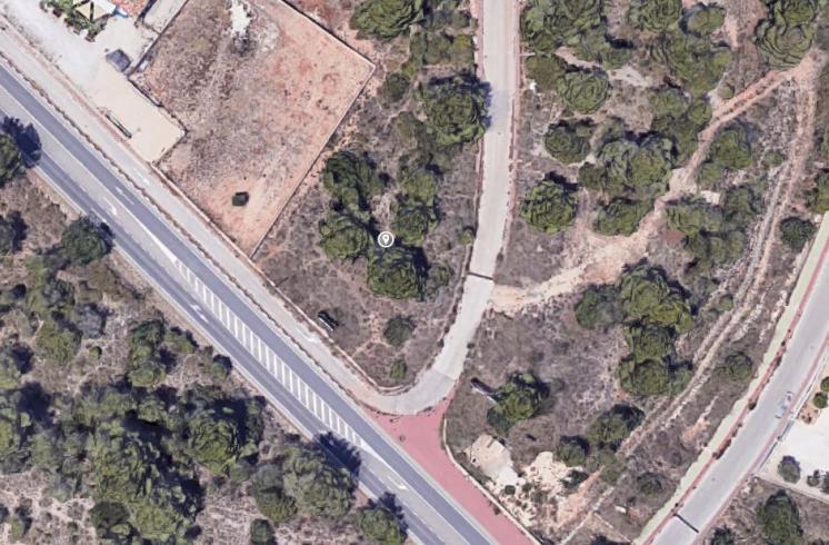 Parcelas de uso comercial  en la Urbanización Garroferal en Jávea, con vistas abiertas al valle y orientada al Sur, en la zona del Montgó a tan solo 3 Km de la ciudad de Jávea.