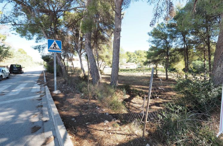 Tres parcelas situadas en Adsubia, Jávea. Distancia andando a supermercado y a la playa de La Caleta de Jávea.