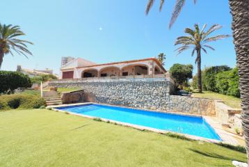 Villa situada frente al mar a la venta en el Arenal, Jávea.