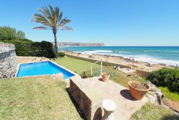 Villa situada frente al mar a la venta en el Arenal, Jávea.