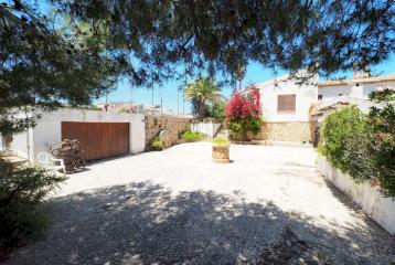 Villa situada frente al mar a la venta en el Arenal, Jávea.