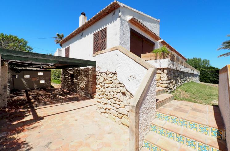 Villa situada frente al mar a la venta en el Arenal, Jávea.