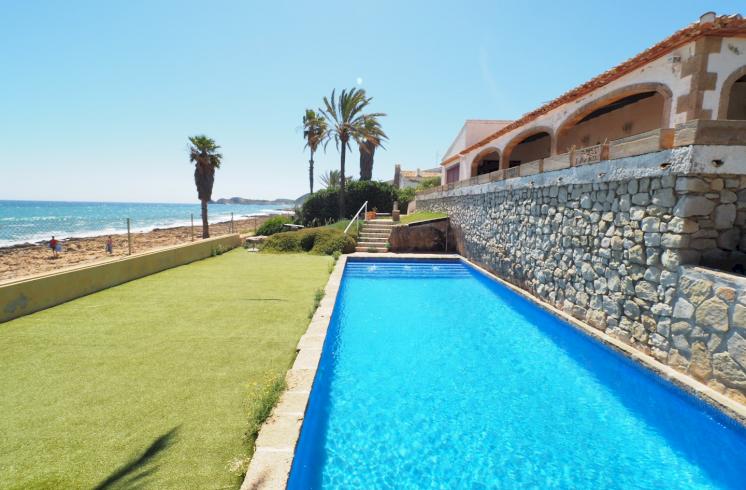 Villa situada frente al mar a la venta en el Arenal, Jávea.