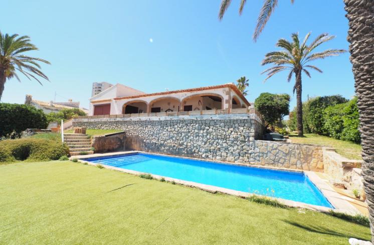 Villa situada frente al mar a la venta en el Arenal, Jávea.