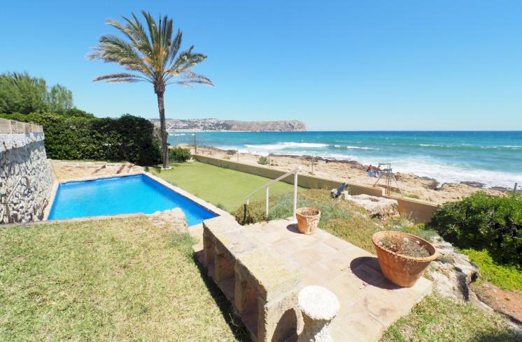 Villa situada frente al mar a la venta en el Arenal, Jávea.