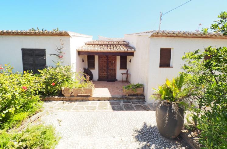 Villa situada frente al mar a la venta en el Arenal, Jávea.