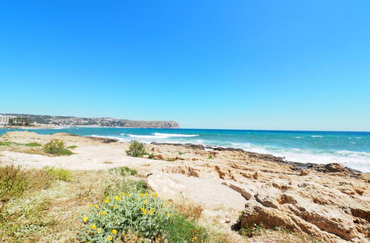 Villa situada frente al mar a la venta en el Arenal, Jávea.