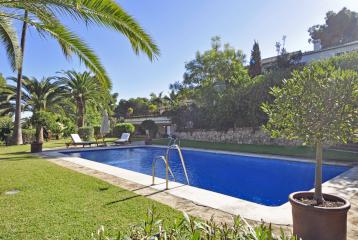 Villa en venta en Jávea, con jardín cerca de la playa.