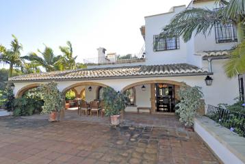 Villa en venta en Jávea, con jardín cerca de la playa.