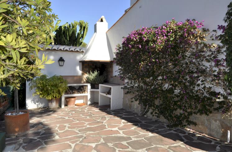 Villa en venta en Jávea, con jardín cerca de la playa.