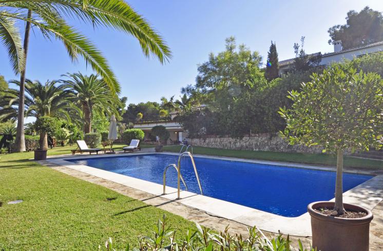 Villa en venta en Jávea, con jardín cerca de la playa.