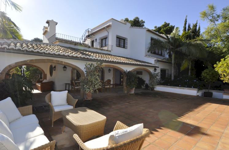 Villa en venta en Jávea, con jardín cerca de la playa.