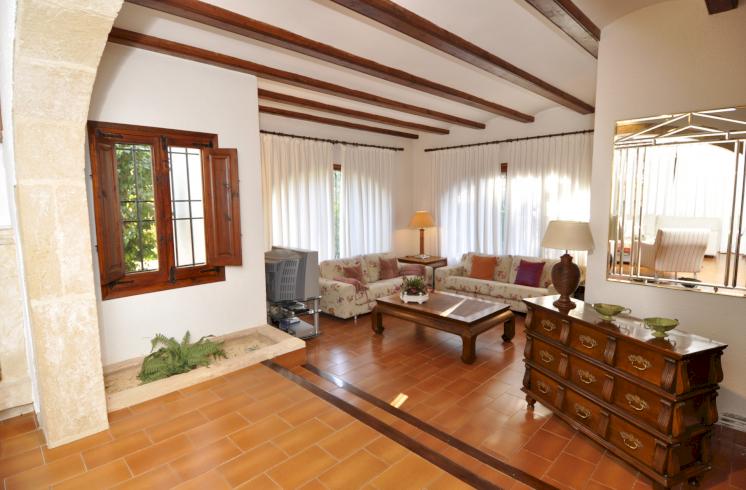 Villa en venta en Jávea, con jardín cerca de la playa.