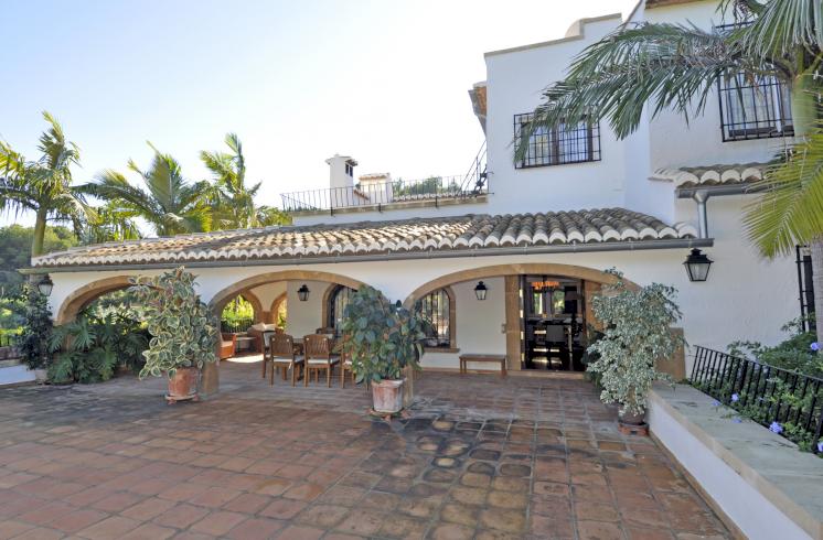 Villa en venta en Jávea, con jardín cerca de la playa.