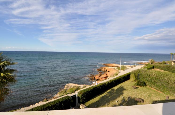 Villa de diseño moderno y exquisitas vistas al mar en Dénia.