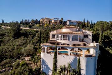 Villa mediterránea con piscina en venta en Monte Pego.