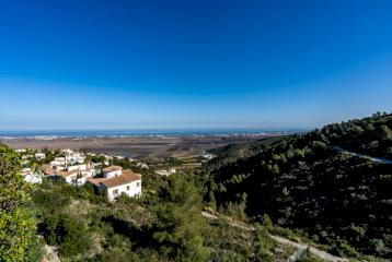 Villa mediterránea con piscina en venta en Monte Pego.