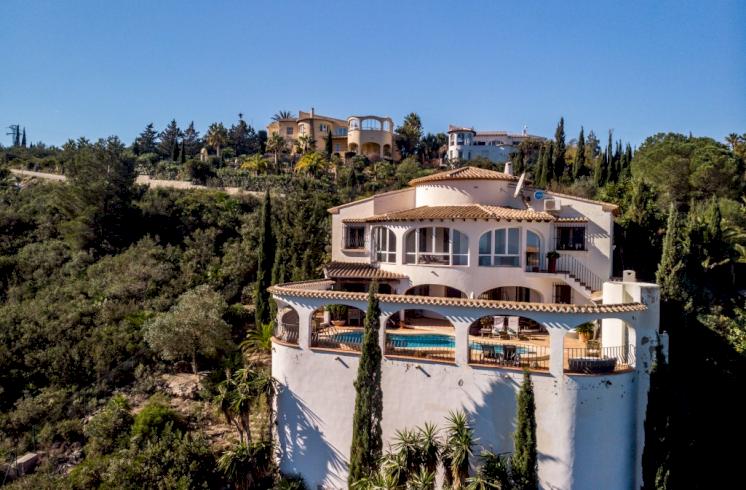 Villa mediterránea con piscina en venta en Monte Pego.