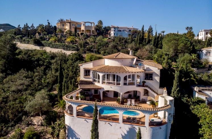 Villa mediterránea con piscina en venta en Monte Pego.