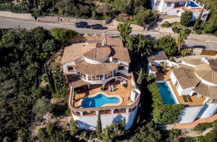 Villa mediterránea con piscina en venta en Monte Pego.