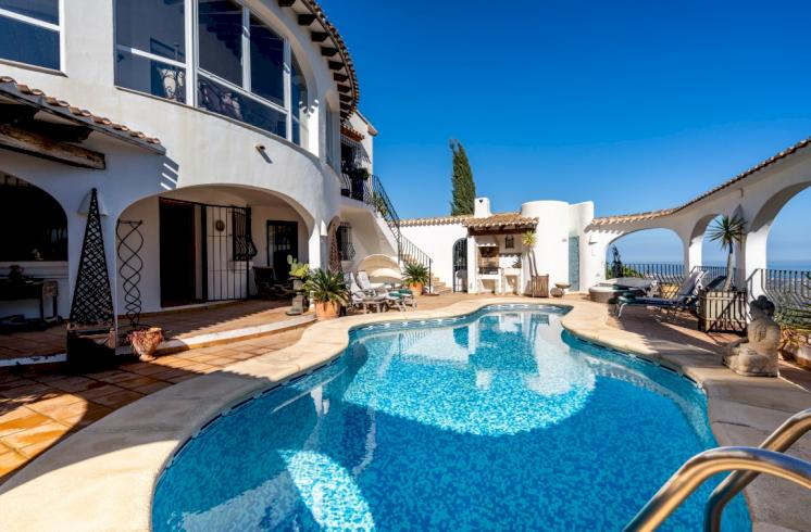 Villa mediterránea con piscina en venta en Monte Pego.