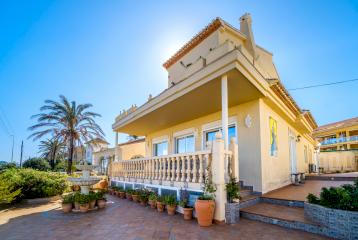 Luminosa villa en primera lía de playa ubicada en Montañar I, Jávea (Alicante)