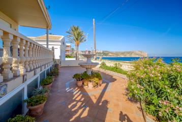 Luminosa villa en primera lía de playa ubicada en Montañar I, Jávea (Alicante)